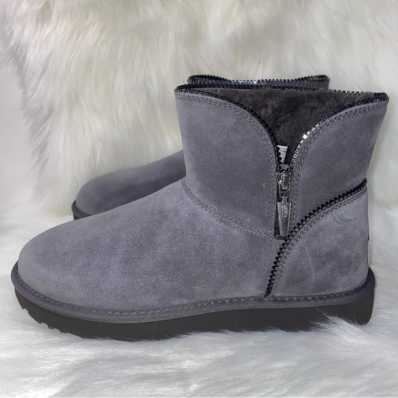 UGG Boots size 10 New in box - Picture 4 of 15